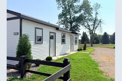 201 1/2 10th Avenue SE, Pipestone, MN 56164 - Photo 2