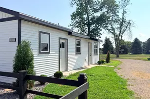 201 1/2 10th Ave SE, Pipestone, MN 56164 - Photo 2