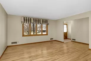 946 Redwood Dr, Apple Valley, MN 55124 - Photo 4