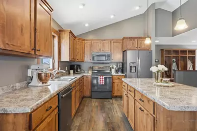 870 Brentwood Circle, River Falls, WI 54022 - Photo 4