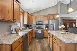 870 Brentwood Cir, River Falls, WI 54022 - Photo 4