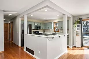 1061 Hillcrest Dr, Woodbury, MN 55125 - Photo 10