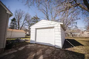 406 W 11th St, Morris, MN 56267 - Photo 2