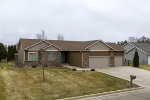 1407 28th St SW, Austin, MN 55912 - Photo 2