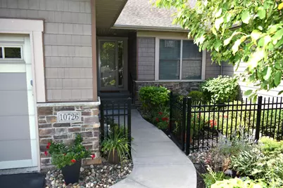 10726 Lyndale Bluffs Trail, Bloomington, MN 55420 - Photo 4