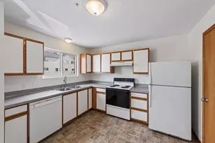 9060 Scarlet Globe Dr, Eden Prairie, MN 55347 - Photo 8