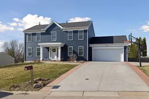 2423 Pond Ave E, Maplewood, MN 55119 - Photo 2