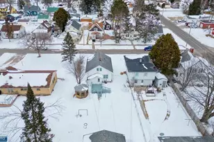 411 9th St NW, Chisholm, MN 55719 - Photo 8