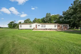1734 40th St, Ceylon, MN 56121 - Photo 2