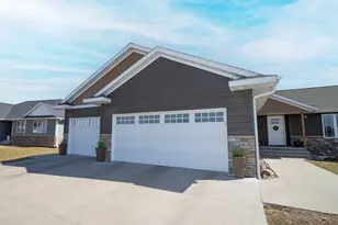 2206 Rolling Green Ln, North Mankato, MN 56003 - Photo 2