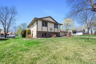 1286 Emerald Ln, Shakopee, MN 55379 - Photo 2