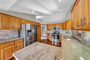 10408 Eagle Pointe Trail, Woodbury, MN 55129 - Photo 4