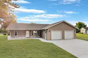 122 2nd St E, Tracy, MN 56175 - Photo 1