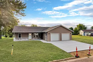 122 2nd St E, Tracy, MN 56175 - Photo 2