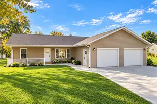 122 2nd St E, Tracy, MN 56175 - Photo 2