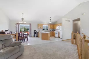 936 S Chestnut St, Belle Plaine, MN 56011 - Photo 4