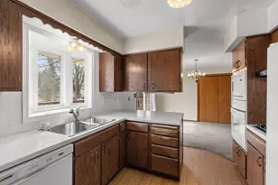 2460 E Meadow Dr, North Saint Paul, MN 55109 - Photo 18