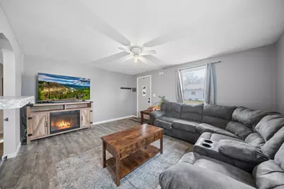 205 E 11th Street, Fairmont, MN 56031 - Photo 2