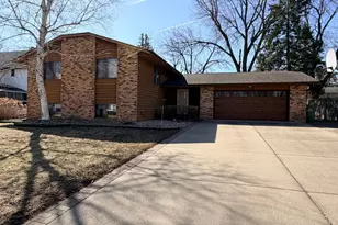 1919 Driftwood Ave, Worthington, MN 56187 - Photo 2