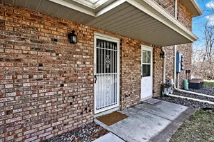 927 Pondview Ct, Vadnais Heights, MN 55127 - Photo 2