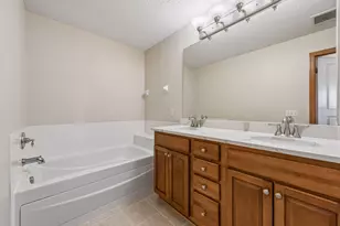 3264 Oak View Dr, Woodbury, MN 55129 - Photo 18