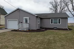 400 9th St SW, Wells, MN 56097 - Photo 1