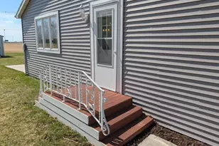 400 9th St SW, Wells, MN 56097 - Photo 8