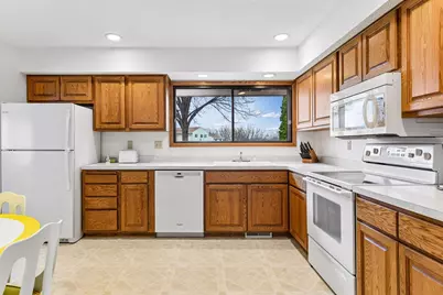 8706 Westwind Circle, Eden Prairie, MN 55344 - Photo 4