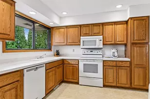 8706 Westwind Cir, Eden Prairie, MN 55344 - Photo 10