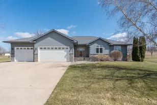 125 Kenna Dr, Le Sueur, MN 56058 - Photo 2