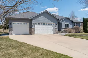 125 Kenna Dr, Le Sueur, MN 56058 - Photo 1
