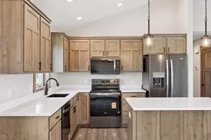 521 Summit Cir, Baldwin, WI 54002 - Photo 4