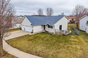 1154 Peregrine Dr S E, Rochester, MN 55904 - Photo 2