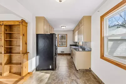 395 Eldridge Avenue W, Roseville, MN 55113 - Photo 8