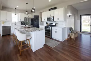 473 Amberg Ln, Chaska, MN 55318 - Photo 2