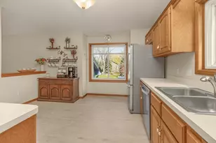 1252 Otter Ridge Rd, White Bear Lake, MN 55110 - Photo 8