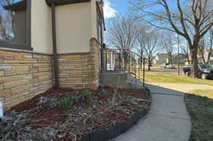 982 Geranium Ave E, Saint Paul, MN 55106 - Photo 2