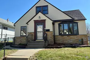 982 Geranium Ave E, Saint Paul, MN 55106 - Photo 1