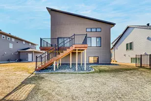 442 Hampton Dr W, Moorhead, MN 56560 - Photo 4