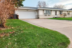 2346 Standridge Ave, Maplewood, MN 55109 - Photo 2