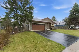 7361 Hunters Run, Eden Prairie, MN 55346 - Photo 2