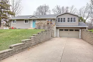 267 Hanska Ct, Shoreview, MN 55126 - Photo 2