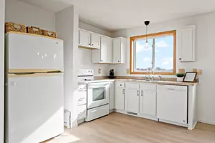 4372 Blakewood Dr, Shakopee, MN 55379 - Photo 4