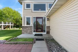 526 Hackney Ave, Shakopee, MN 55379 - Photo 2