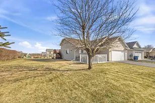 605 Hickory Dr, Saint Joseph, MN 56374 - Photo 2