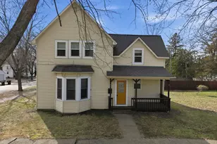 921 11th St E, Menomonie, WI 54751 - Photo 2