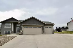 887 Golfview Ave, Zumbrota, MN 55992 - Photo 2