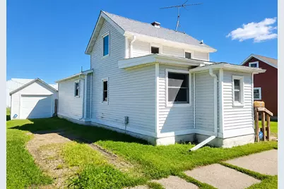 245 3rd Avenue SE, Wells, MN 56097 - Photo 2