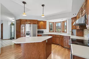 2242 Jennifer Ln, North Saint Paul, MN 55109 - Photo 6