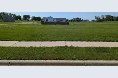 414 Berlin Circle, Marshall, MN 56258 - Photo 4